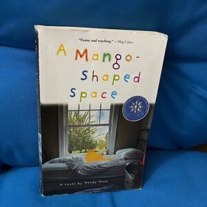 A Mango Shaped Space by Wendy Mass A Novel Soft Cover Printed In The USA